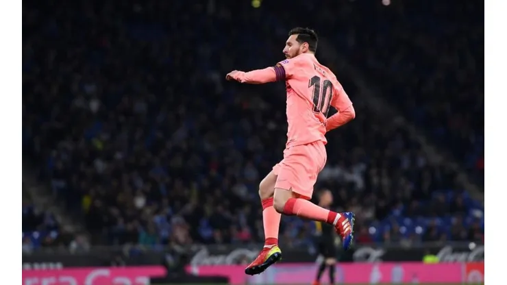 LA BESTIA. Lionel Messi celebra su golazo de tiro libre ante Espanyol (Foto: Getty).