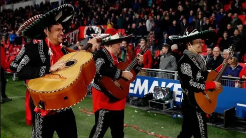 El PSV homenajeó a sus jugadores mexicanos.