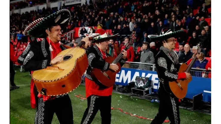 El PSV homenajeó a sus jugadores mexicanos.