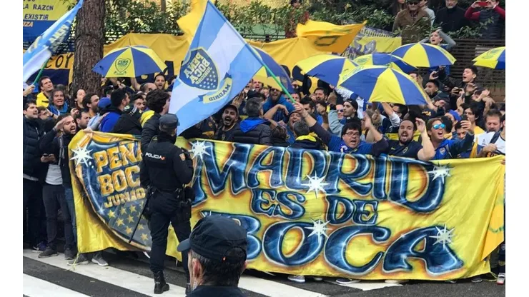 Directo a los mutantes del año: se vistió de Mickey Mouse y mufó de todas las formas posibles a Boca