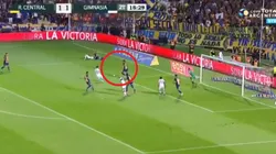 ¡Estás loco, Caruzzo! Lo apretaron en el área y él salió con un caño hermoso