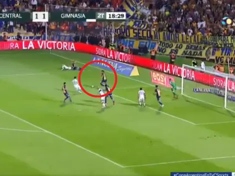 ¡Estás loco, Caruzzo! Lo apretaron en el área y él salió con un caño hermoso