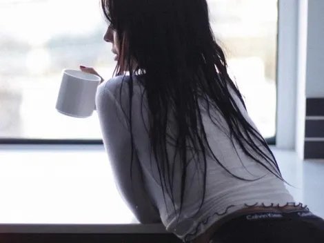 De espaldas, Jimena Sánchez se bajó el short a la altura de las rodillas para la mejor foto de la semana