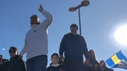 Foto del fanático de Boca alentando sin parar.