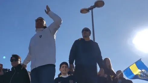 Foto del fanático de Boca alentando sin parar.