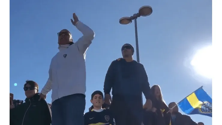 Foto del fanático de Boca alentando sin parar.