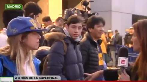 Foto de los hinchas de Boca esperando al micro.