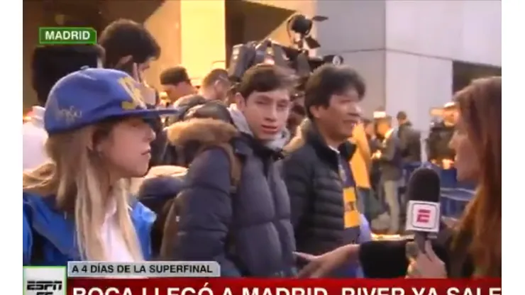 Foto de los hinchas de Boca esperando al micro.