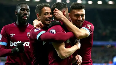 Chicharito festeja junto a sus compañeros.