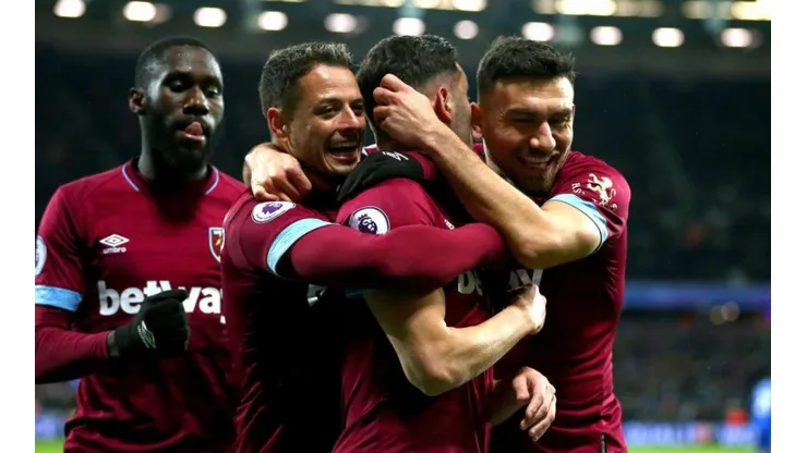 Chicharito festeja junto a sus compañeros.
