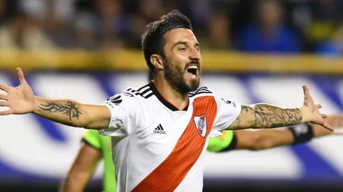 Ignacio Scocco festejando en la Bombonera.