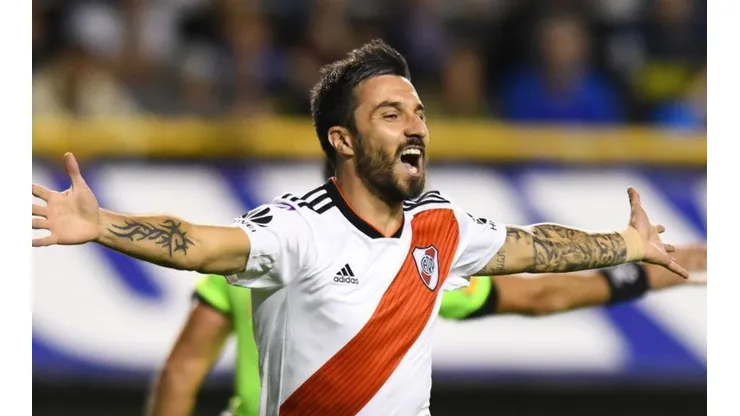 Ignacio Scocco festejando en la Bombonera.