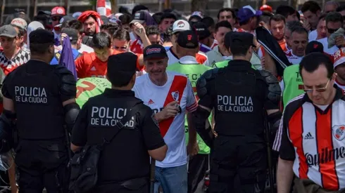 Hay dos acusados de la agresión al micro de Boca y no son de la barra de River