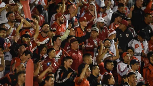 La hinchada de River dio vuelta sus banderas