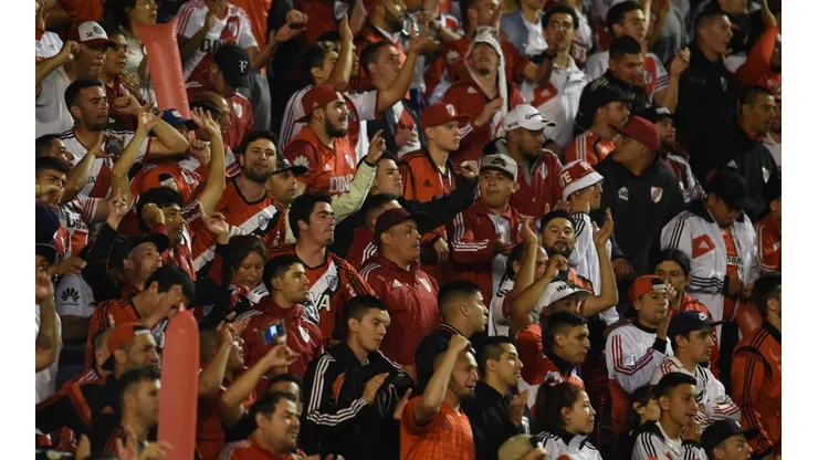 La hinchada de River dio vuelta sus banderas