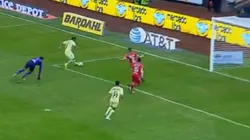 Roger Martínez dejó en el piso a Talavera y abrió el partido para América