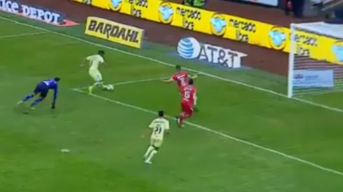 Roger Martínez dejó en el piso a Talavera y abrió el partido para América