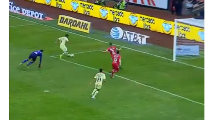 Roger Martínez dejó en el piso a Talavera y abrió el partido para América