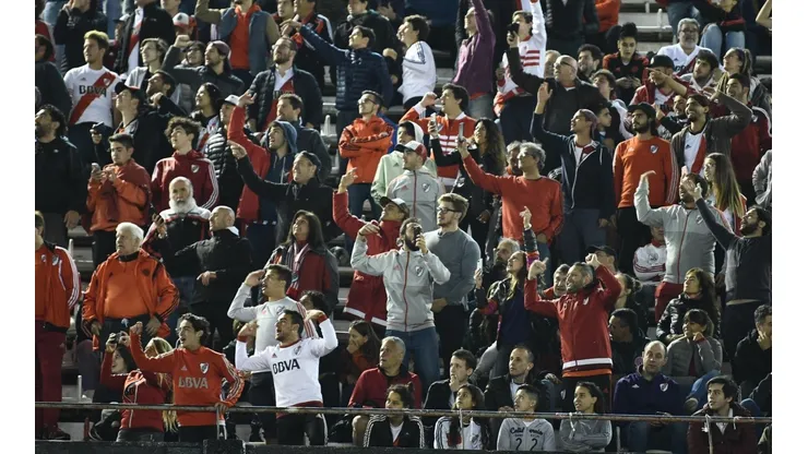 La hinchada de River enfrentó y desafió a la barrabrava del club