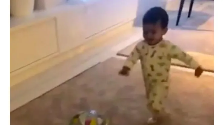 Mateo Dos Santos pateando en la casa de CR7.
