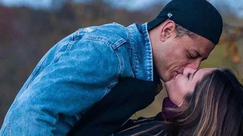 La novia de Chicharito festejó su gol con un grito y llena de amor