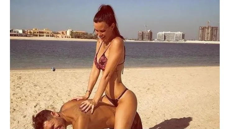 En modo verano, la mujer de Mauro Zárate se puso una malla enteriza apretadita y reventó todo
