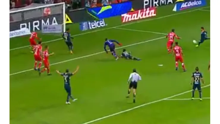 ¡Golazo! Aguilera abrió el partido para América tras un tiro libre