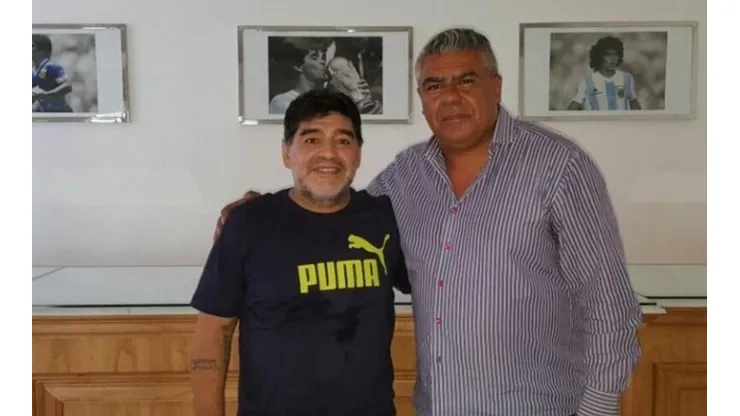 Chiqui Tapia junto a Maradona.
