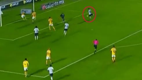 Guzmán salió a cualquier lado y Felipe Mora no lo perdonó