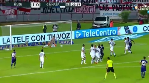 El arquero de Gimnasia le regaló un gol al Pity Martínez y gana River
