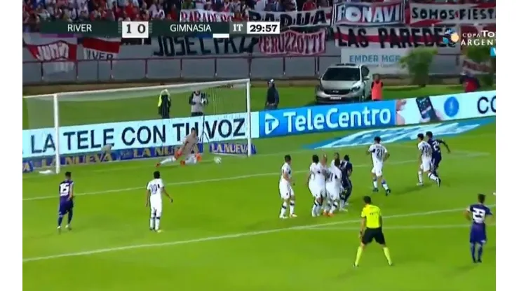 El arquero de Gimnasia le regaló un gol al Pity Martínez y gana River