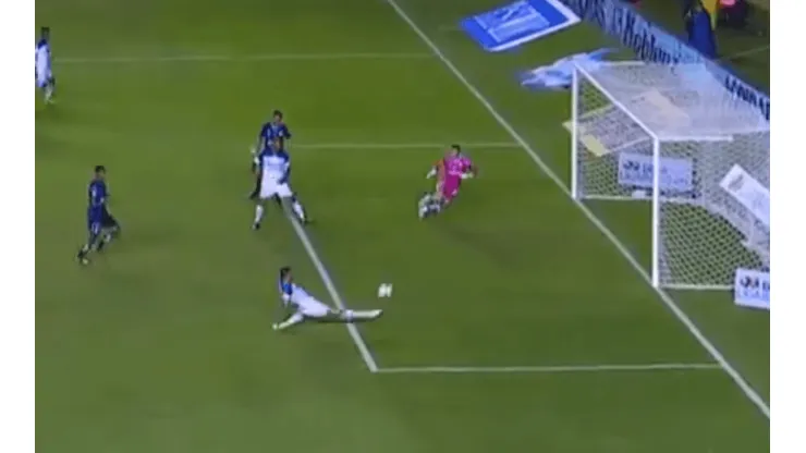 Méndez se estiró con el arco vacío y sacó medio boleto de Cruz Azul a Semifinales