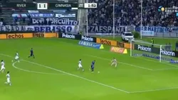 Pratto usó todo su cuerpo para mover al defensor y mano a mano con el arquero definió increíble