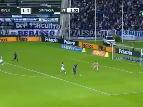 Pratto usó todo su cuerpo para mover al defensor y mano a mano con el arquero definió increíble