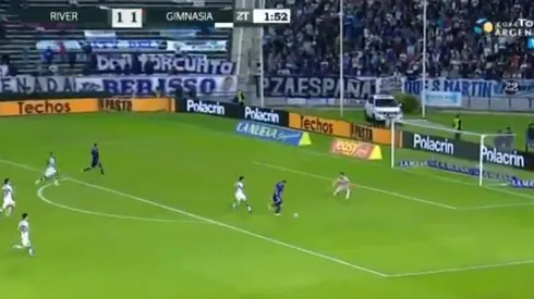 Pratto usó todo su cuerpo para mover al defensor y mano a mano con el arquero definió increíble