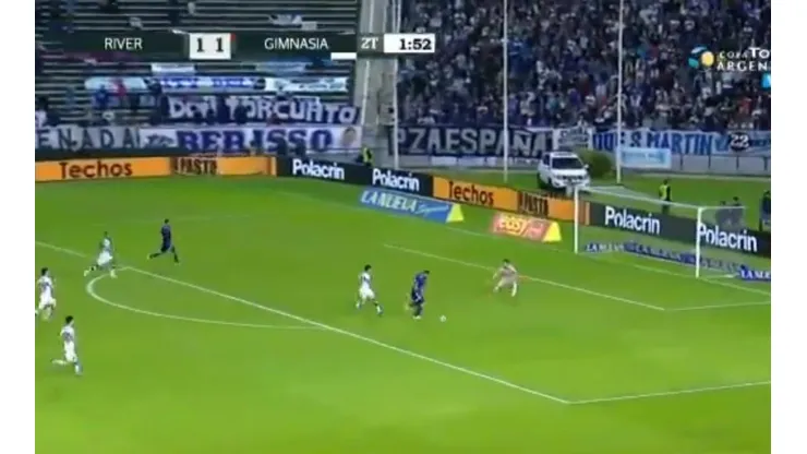 Pratto usó todo su cuerpo para mover al defensor y mano a mano con el arquero definió increíble