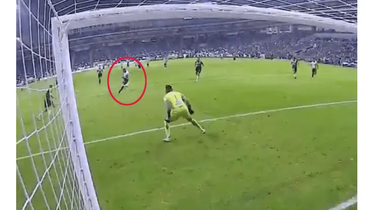 ¡Ay, Rogelio! Funes Mori quedó mano a mano pero le erró al arco