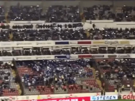 En medio del encuentro, los seguidores del Cruz Azul iluminaron todo el estadio para alentar a los suyos