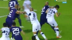 Nunca visto: Pinola pegó un codazo en el área, vio la roja pero no fue penal