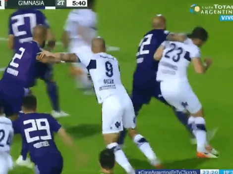 Nunca visto: Pinola pegó un codazo en el área, vio la roja pero no fue penal