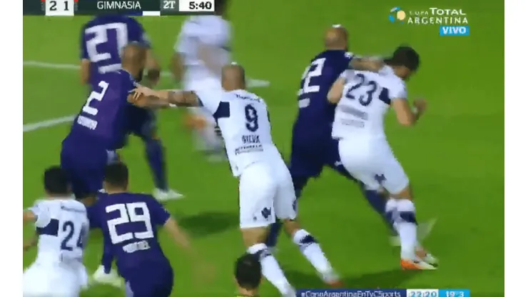 Nunca visto: Pinola pegó un codazo en el área, vio la roja pero no fue penal