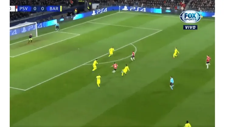 Chucky Lozano durmió a Busquets y el del Barcelona se vengó con una patada desde atrás