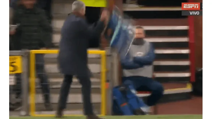 Manchester United ganó sobre la hora y Mourinho terminó fuera de sí festejando