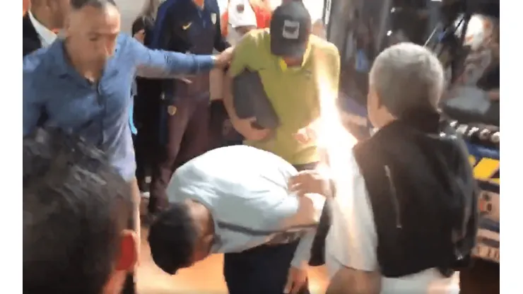 Salió a la luz: el video de los jugadores de Boca bajándose del micro recién llegados al Monumental