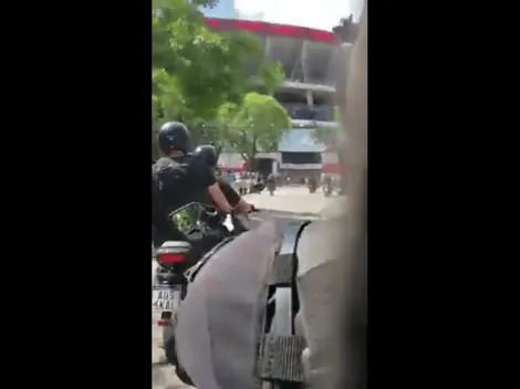 "Esto es River, carajo": la frase de un policía que custodiaba el micro de Boca ya es vergüenza mundial