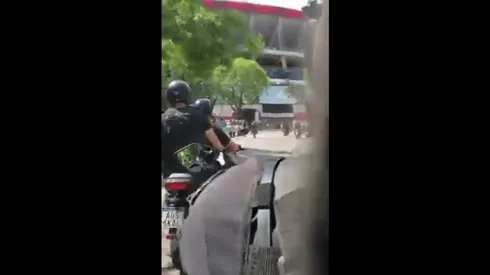 "Esto es River, carajo": la frase de un policía que custodiaba el micro de Boca ya es vergüenza mundial
