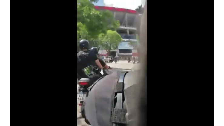 "Esto es River, carajo": la frase de un policía que custodiaba el micro de Boca ya es vergüenza mundial