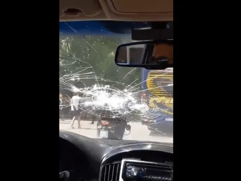 Miedo es poco: el video de la agresión al micro de Boca filmado desde el patrullero que lo escoltaba desde atrás
