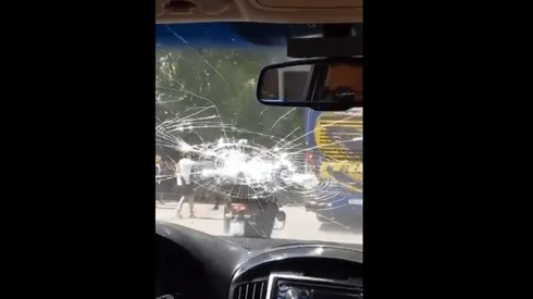 Miedo es poco: el video de la agresión al micro de Boca filmado desde el patrullero que lo escoltaba desde atrás