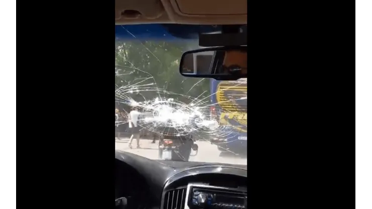 Miedo es poco: el video de la agresión al micro de Boca filmado desde el patrullero que lo escoltaba desde atrás